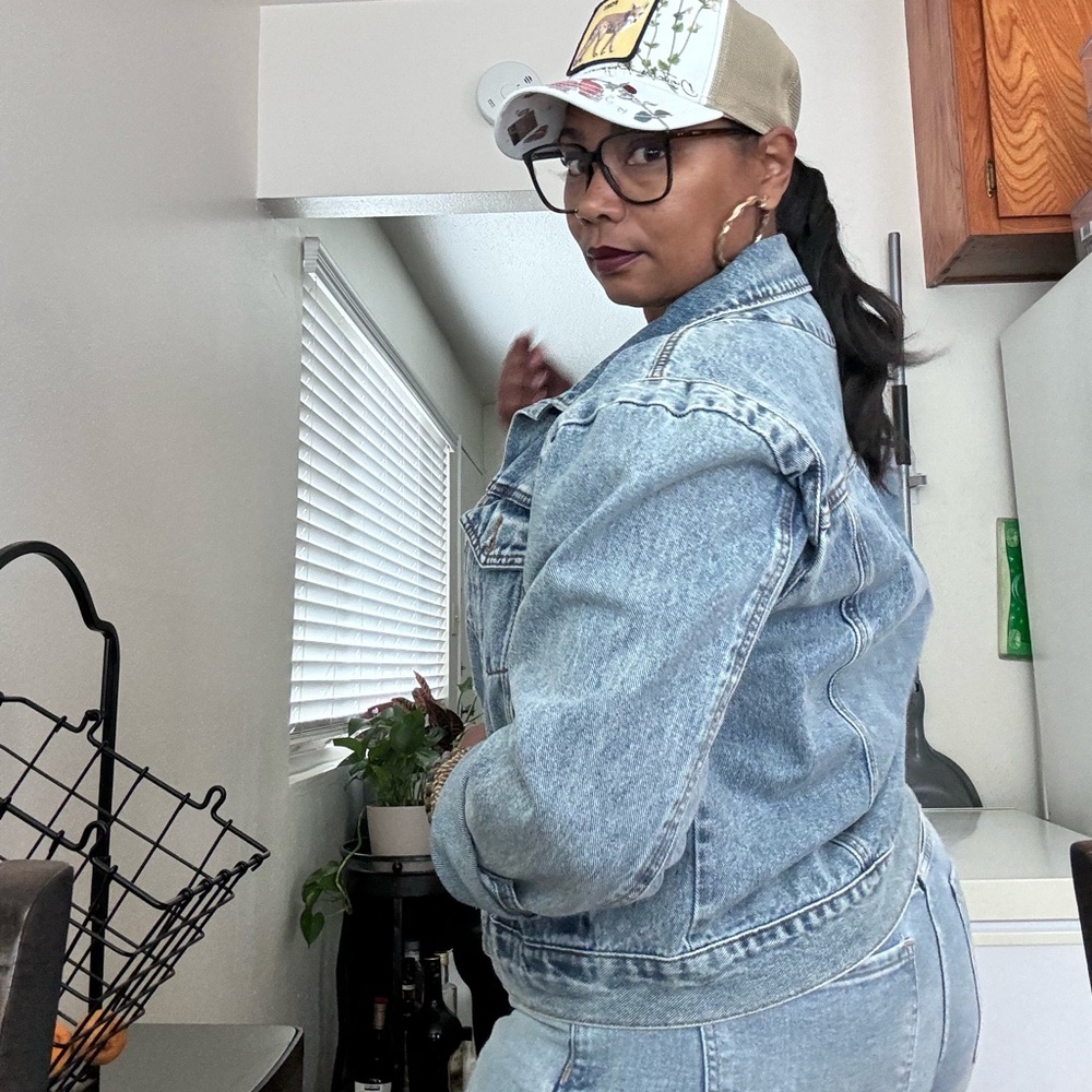 Meet your Posher, Nikia